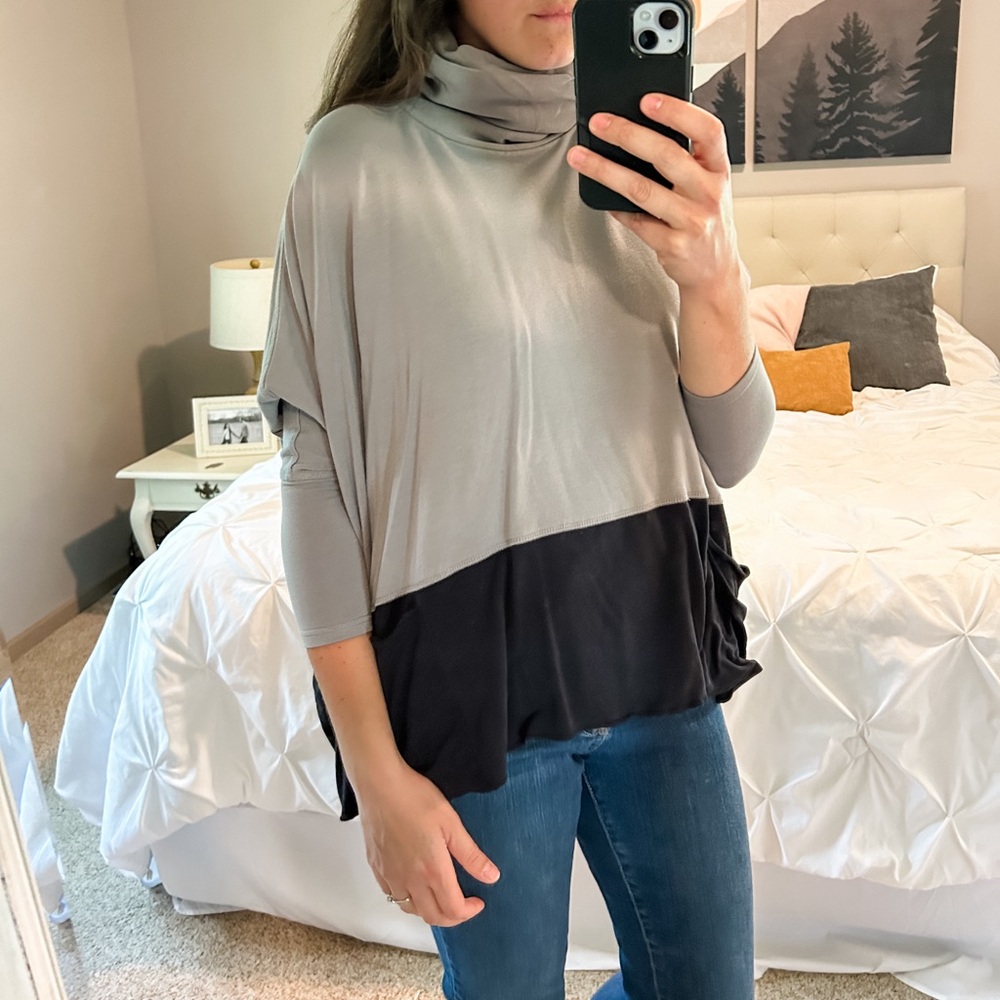 Jofit gray and black colorblock turtleneck